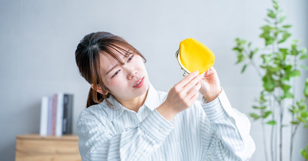 財布の中身を確かめる女性